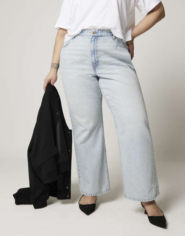 River Island Plus - relaxed straight leg jean in lightwash blue