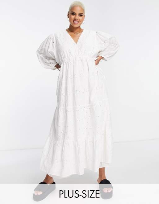 River Island Plus - Robe babydoll mi-longue en broderie anglaise - Blanc