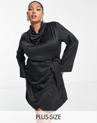 River Island Plus - Robe en satin à encolure montante - Noir - view 1