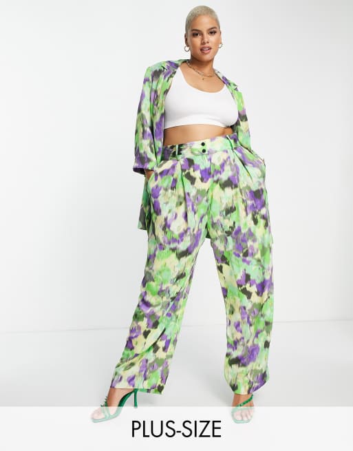 River Island Plus – Set, bestehend aus Blazer und Hose in Grün mit verschwommenem Druckmotiv, 2 von 3