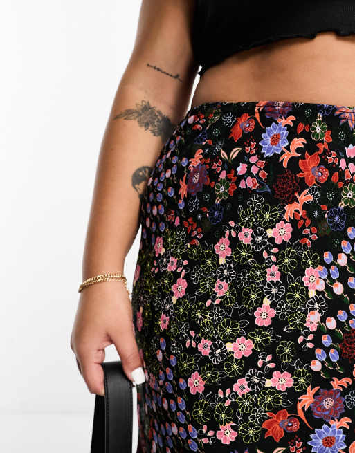 River Island Plus - Sort midinederdel med slids i siden og blomstermønster i satin, 3 af 4