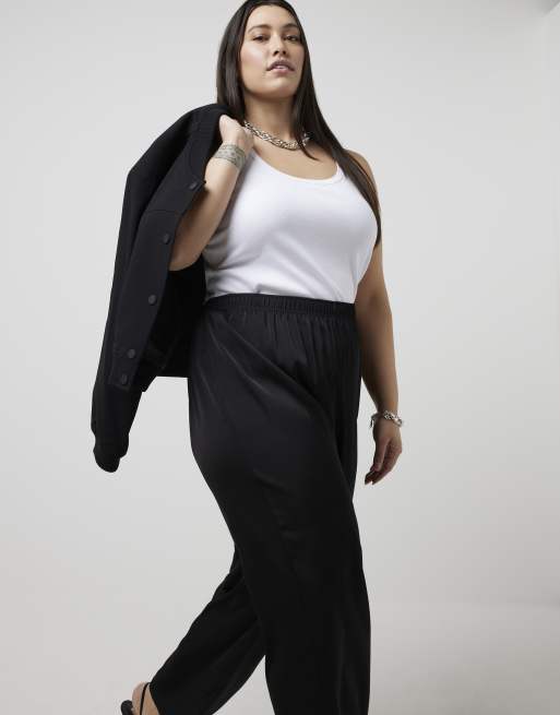 River Island Plus – Svarta byxor i satin med resårmidja, 2 av 3