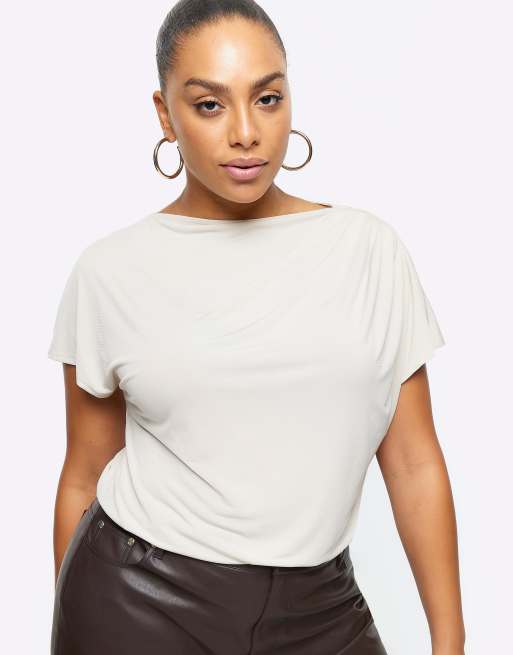 River Island Plus - T-shirt à encolure drapée - Crème