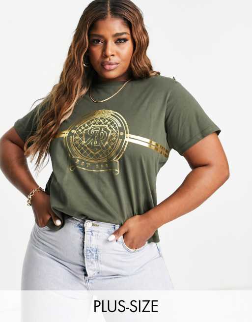 River Island Plus - T-shirt à épaules boutonnées avec imprimé graphique RR - Kaki