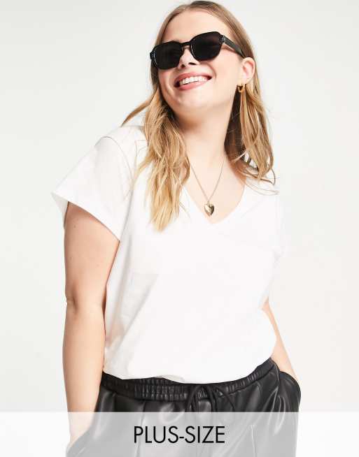 River Island Plus - T-shirt girlfriend à col V et manches courtes - Blanc