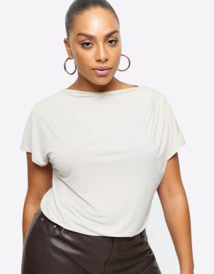 River Island Plus - T-Shirt in Cremeweiß mit drapiertem Ausschnitt