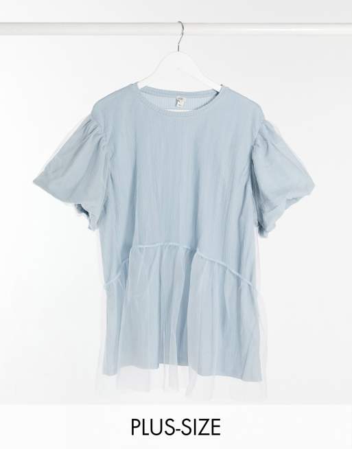 River Island Plus - T-shirt sovrapposta in tessuto a rete blu
