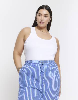 River Island Plus - Trägertop in Weiß mit kontrastierendem U-Ausschnitt