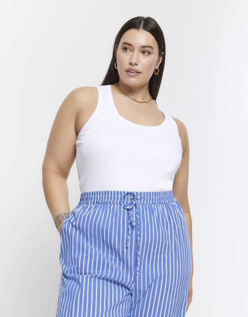 River Island Plus – Trägertop in Weiß mit kontrastierendem U-Ausschnitt