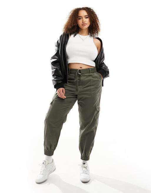 River Island Plus – Utility-Cargohose in Dunkelkhaki mit Bündchen und Gürtel