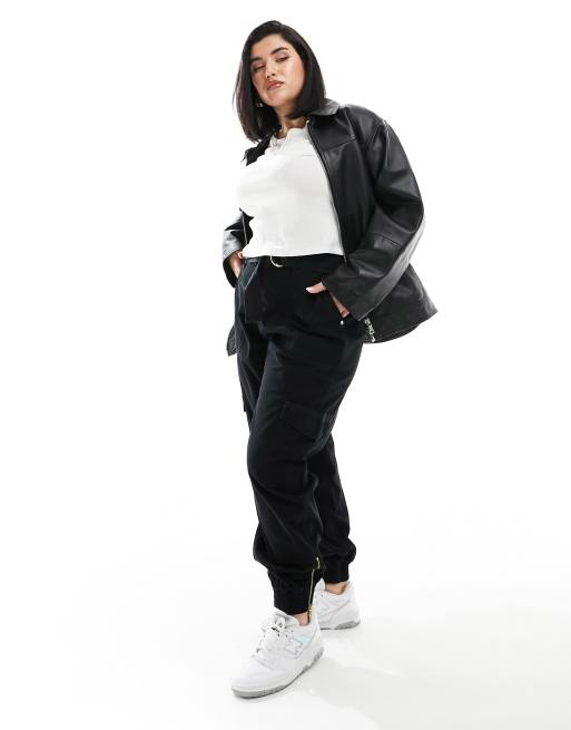 River Island Plus – Utility-Cargohose in Schwarz mit Bündchen und Gürtel