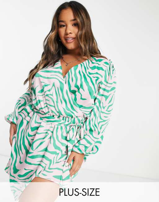 River Island Plus - Vestito corto a portafoglio in raso rosa chiaro zebrato