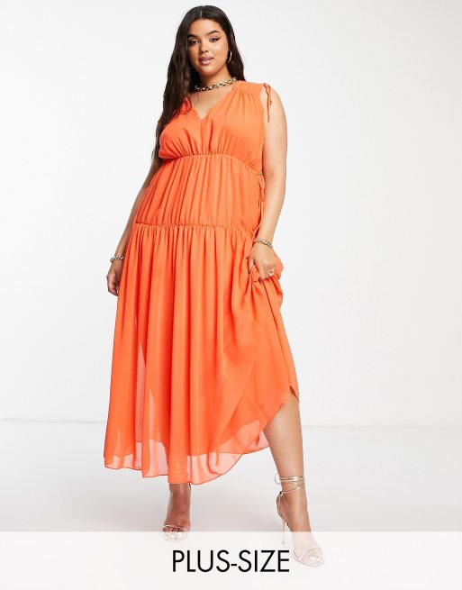 River Island Plus - Vestito lungo in chiffon color corallo