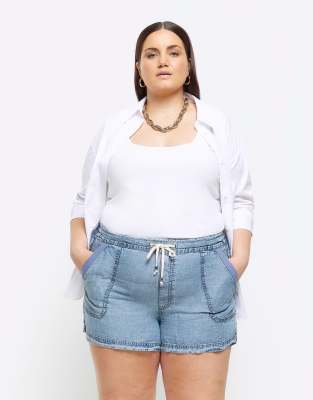 River Island Plus - Vorne gebundene Jeansshorts in mittelblauer Waschung