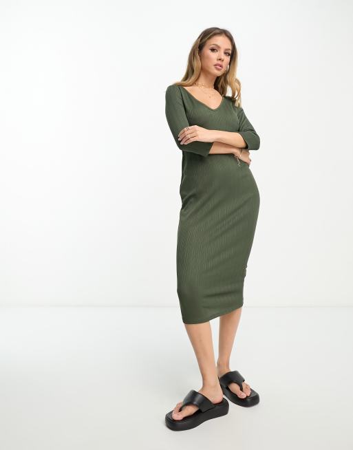 River Island – Prążkowana sukienka midi w kolorze khaki z dekoltem w szpic i rękawami 3/4