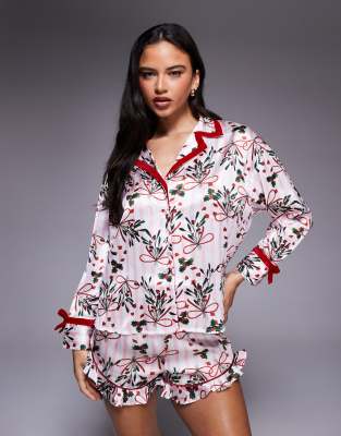 River Island - Pyjama-Set in Weiß mit Mistel-Muster