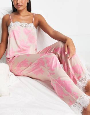 River Island - Pyjamassæt i blomstret satin og blonder i klar lyserød