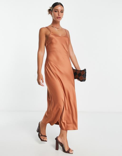 River Island – Rdzawa satynowa sukienka midi z drapowanym dekoltem, 4 z 4