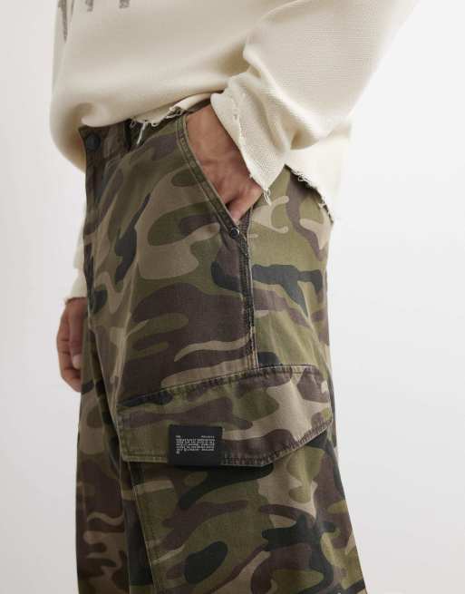 River Island Regular fit camo print cargo trousers in khaki, 2 of 4