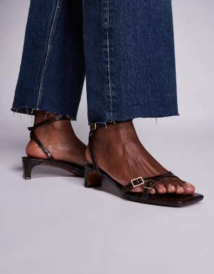 River Island - Riemchen-Sandalen in Dunkelbraun mit niedrigem Blockabsatz und Schnalle-Brown