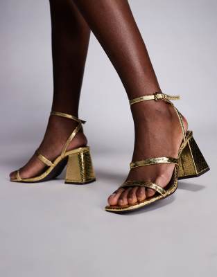 River Island - Riemchensandalen in Gold mit niedrigem Blockabsatz-Goldfarben