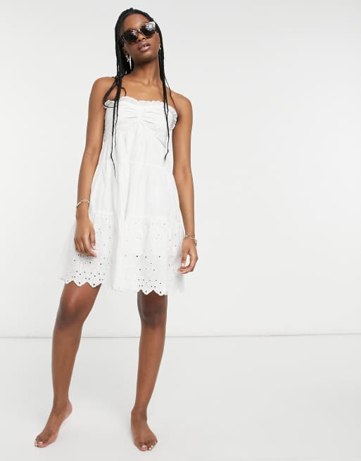 River Island - Robe de plage courte brodée à encolure bandeau - Blanc