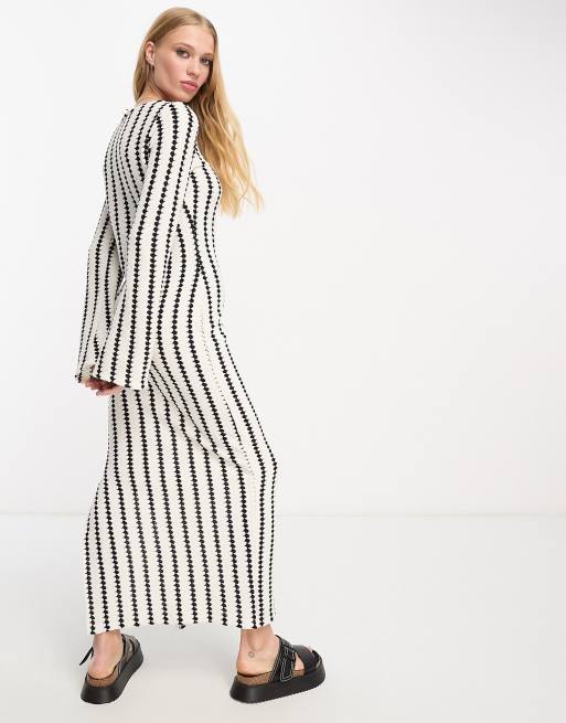 River Island - Robe longue à rayures avec fente sur un côté et manches évasées - Crème, 3 de 4