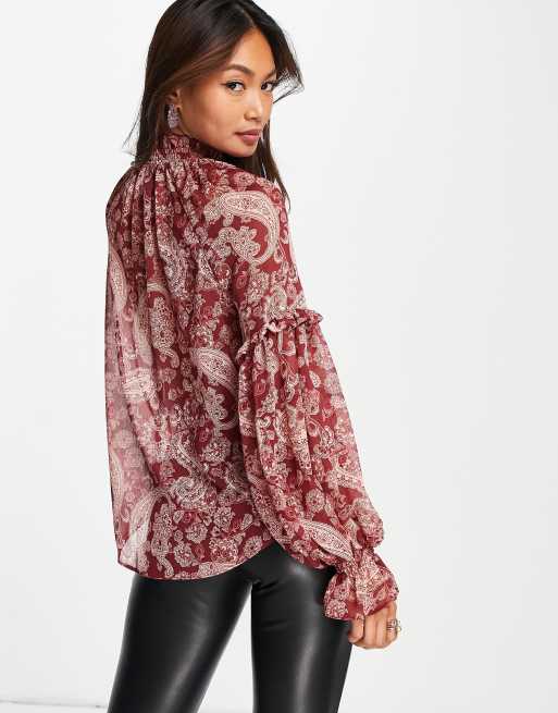 River Island – Röd, paisleymönstrad blus med hög krage och volang framtill, 2 av 4