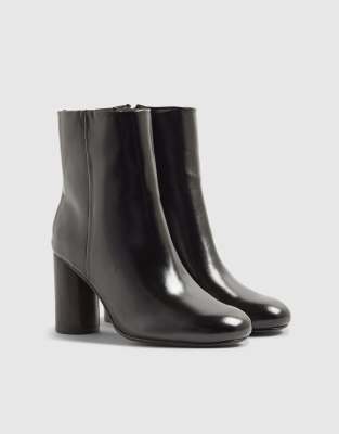  Round heeled ankle boots 