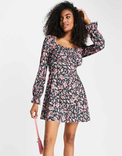 River Island – Różowa sukienka mini marszczona na biuście z paseczkami na plecach i wzorem w kwiaty