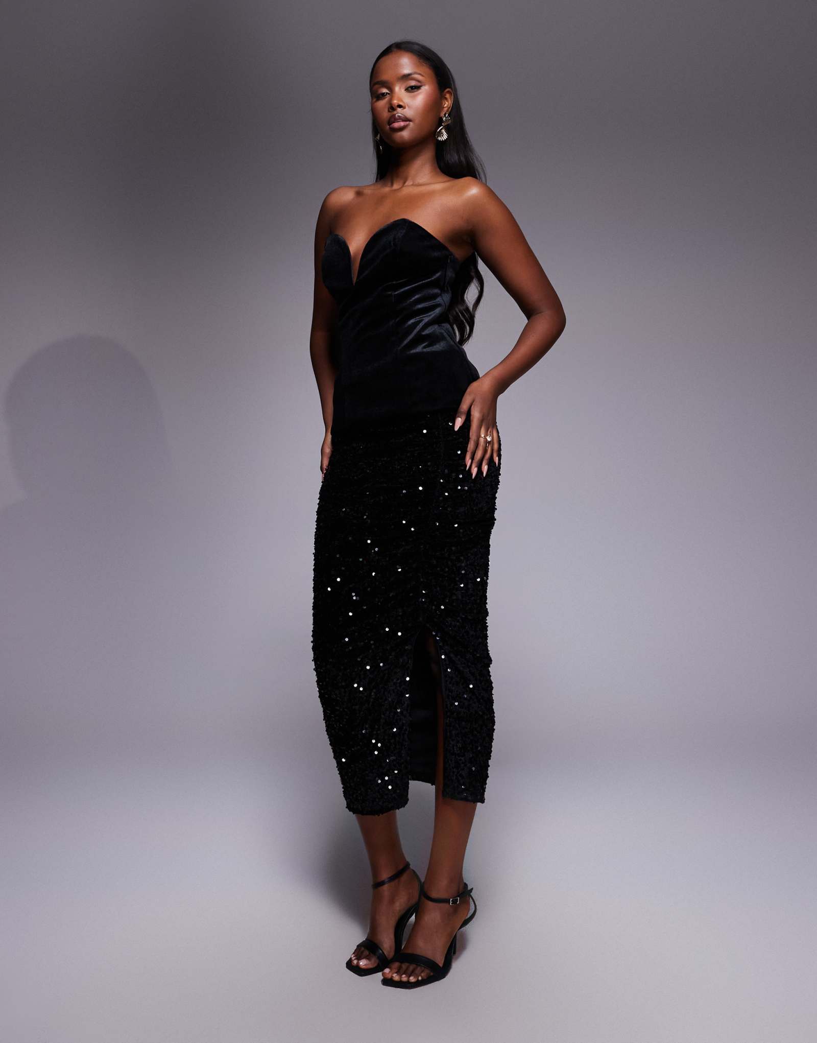 Черная бархатная юбка миди с рюшами по бокам от River Island и блестками 