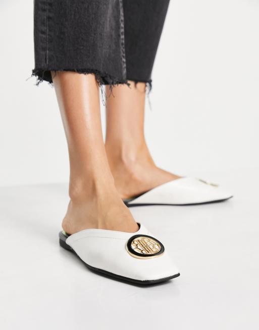 River Island - Sabot bassi con punta quadrata effetto coccodrillo, colore bianco