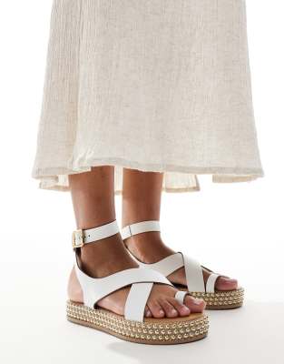 River Island - Sandalen in Weiß mit Nietendetail und Schnalle