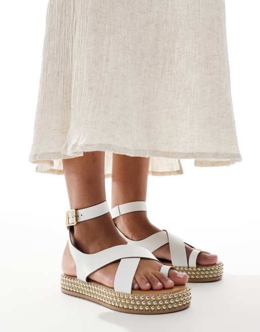 River Island Sandalen in WeiB mit Nietendetail und Schnalle