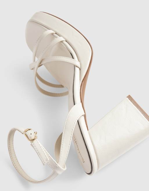 River Island - Sandalen met blokhak en gekruiste bandjes in wit, 2 van 4