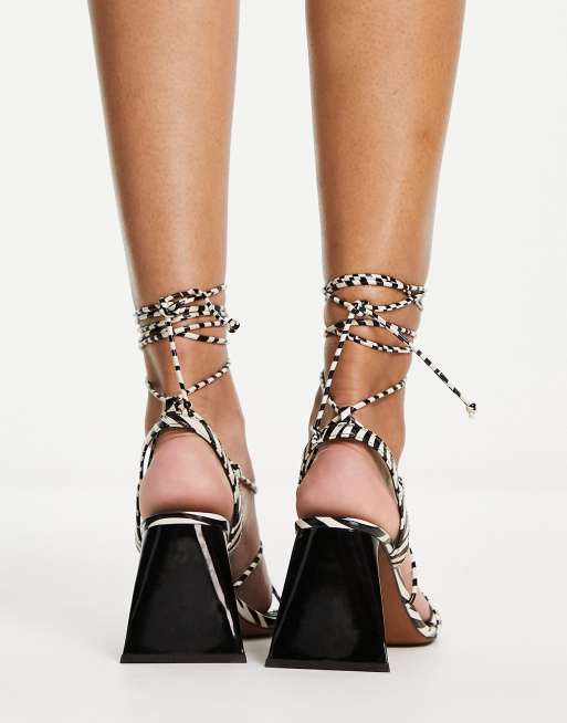 River Island - Sandalen met strikbanden, uitlopende hak en zebraprint in wit, 2 van 4