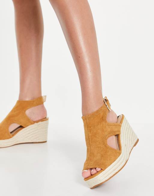 River Island – Sandalen mit eckiger Zehenpartie, Keilabsatz und Zierausschnitt in Braun