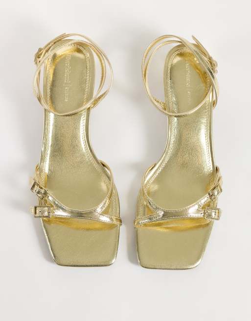 River Island sandaler med spænde, lav blokhæl i guld, 2 af 4