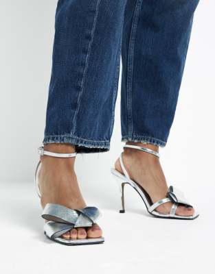 River Island - Sandaletten in Silber mit Schleifendetail und Absatz