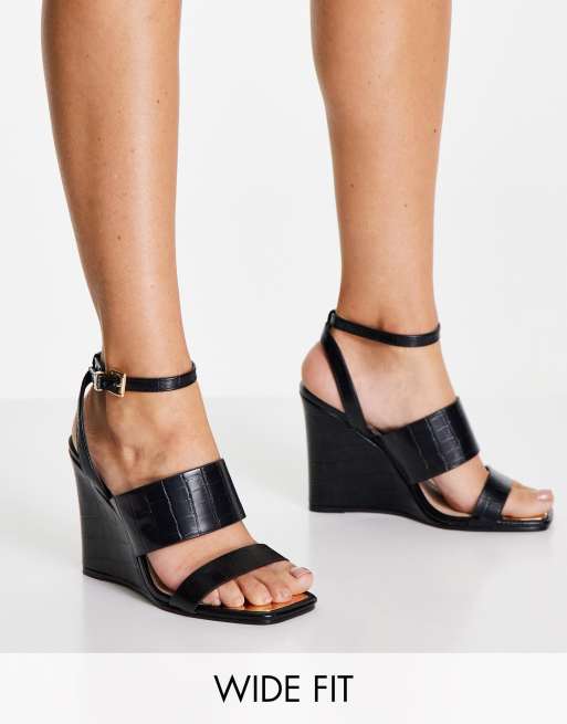 River Island - Sandali a pianta larga con tacco con zeppa, colore nero effetto coccodrillo