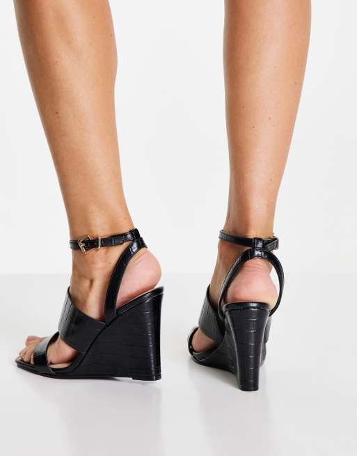 River Island - Sandali a pianta larga con tacco con zeppa, colore nero effetto coccodrillo, 2 di 4