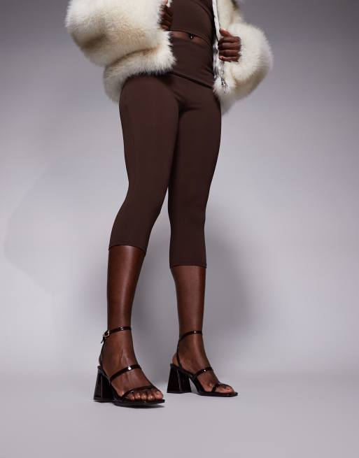 River Island - Sandali color marrone scuro con listini e tacco basso e largo, 2 di 4
