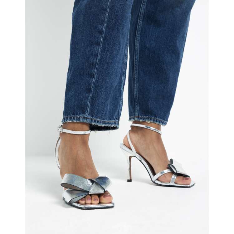 River Island Sandali con tacco e fiocco color argento ASOS