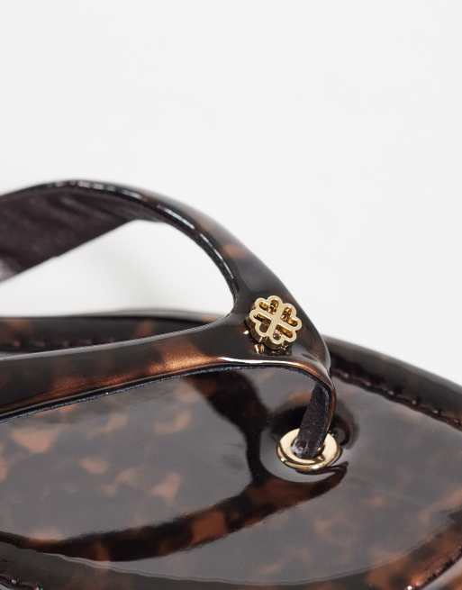 River Island - Sandalias marrón oscuro efecto carey con detalle de metal, 2 de 4