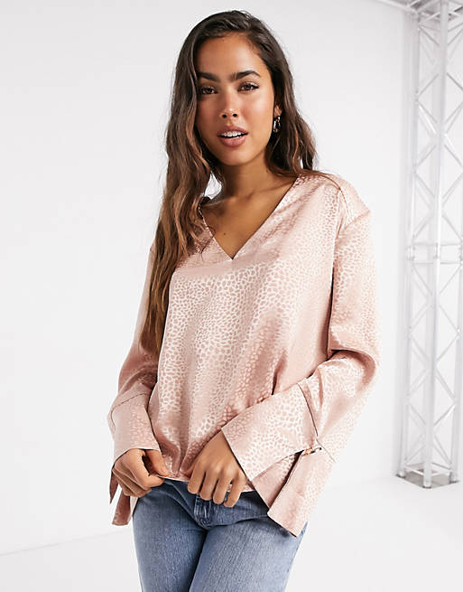 Verval Verbaasd Soms River Island satin relaxed luxe v-neck blouse in pink | ASOS