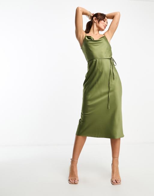 River Island – Satin-Trägerkleid in Khaki mit Wasserfallausschnitt