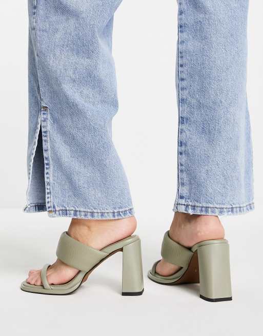 River Island – Schlichte Absatzsandalen in Hellgrün mit wattierten Riemen