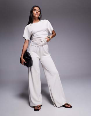 River Island - Schlichte Jogginghose in Creme mit weitem Bein-Weiß