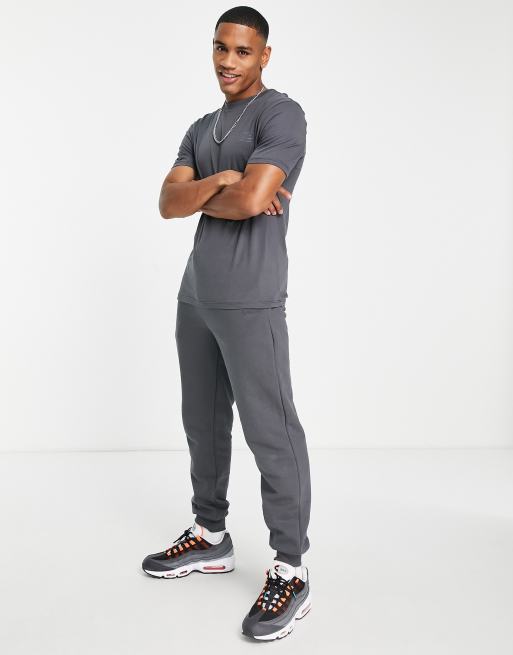 River Island – Schmal geschnittenes Set mit T-Shirt und Jogginghose in Grau