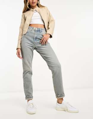 River Island - Schmale Mom-Jeans in Hellblau mit hohem Bund